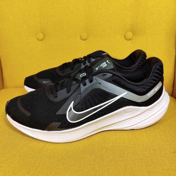 Nike Men's Quest 5 Black White Smoke Grey Running Sneakers Men's Shoes Size 11 - Picture 1 of 9